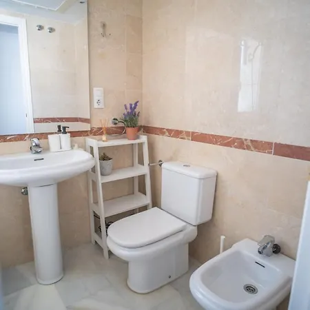 Sea Views And Walk To 2 Bed Rdr493